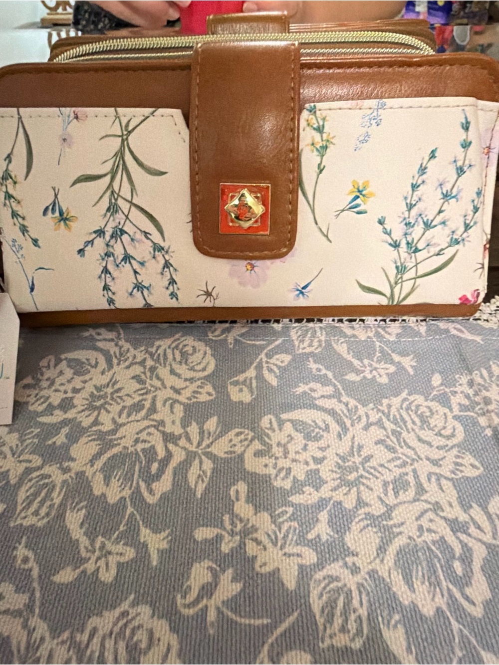 Time & Tru Ainsley Bulk Wallet - Cream Floral Design NWT - Picture 3 of 12